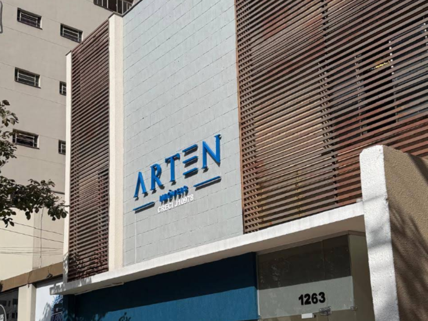 Fachada da Arten Imóveis na R. Pará, 1263, com a placa e o número da rua